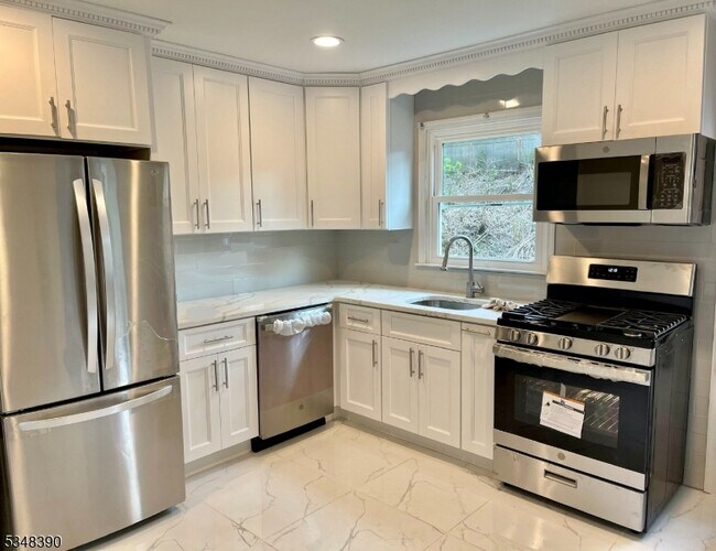 5 Edison Dr in Summit, NJ - Foto de edificio - Building Photo