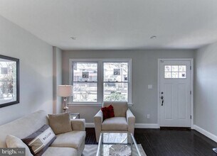 1316 44th Pl SE in Washington, DC - Foto de edificio - Building Photo