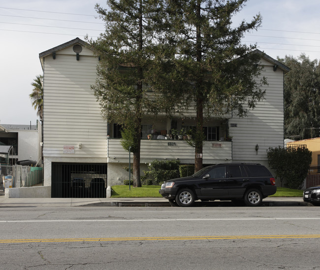 6819 Whitsett Ave in Van Nuys, CA - Building Photo - Building Photo