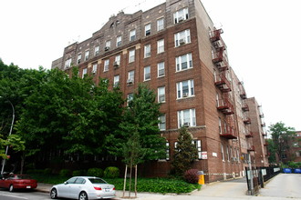 Co-Op Apartment Building in Flushing, NY - Building Photo - Building Photo