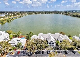 2880 N Oakland Forest Dr, Unit 311 in Oakland Park, FL - Foto de edificio - Building Photo