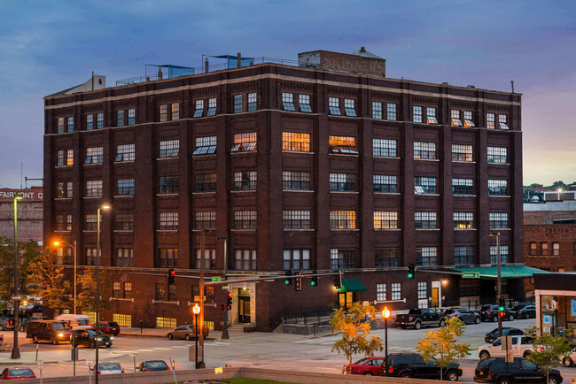 Skinner Macaroni Lofts in Omaha, NE - Foto de edificio - Building Photo