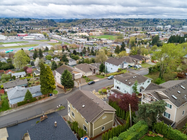 351 Lind Ave NW in Renton, WA - Building Photo - Building Photo
