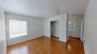 1010 W MacArthur Blvd in Santa Ana, CA - Building Photo - Building Photo