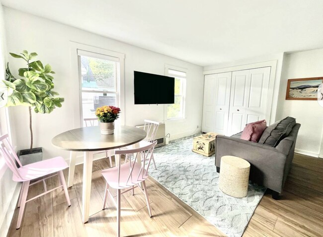 8 Page St in Brunswick, ME - Foto de edificio - Building Photo