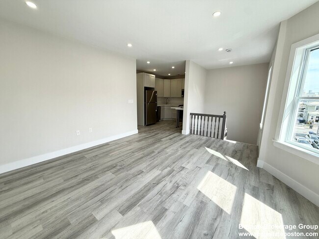 10 Cawfield St, Unit 1 in Boston, MA - Building Photo - Building Photo