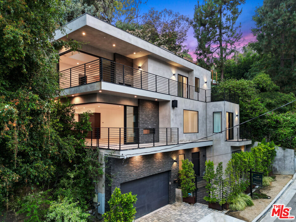 8029 Willow Glen Rd in Los Angeles, CA - Building Photo