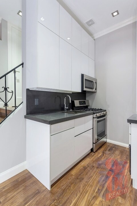 564 Hudson St in New York, NY - Building Photo