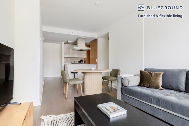 450 W 42nd St in New York, NY - Building Photo - Building Photo