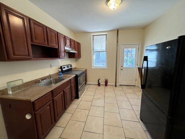 654 E 188th St-Unit -First Floor in Bronx, NY - Building Photo - Building Photo