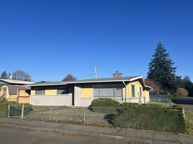 2002 King St in Shelton, WA - Building Photo