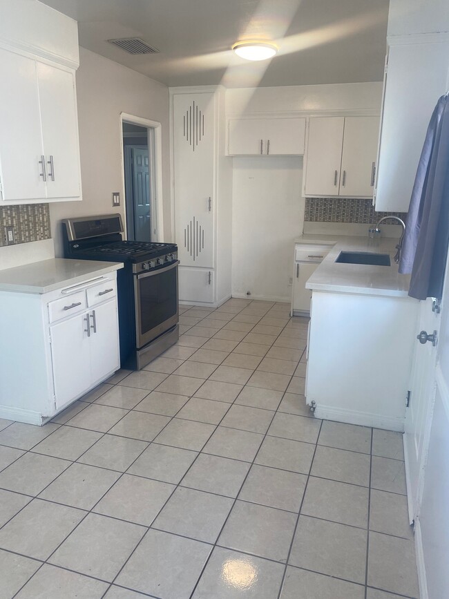 7921 Crenshaw Blvd, Unit 2 in Inglewood, CA - Building Photo - Building Photo