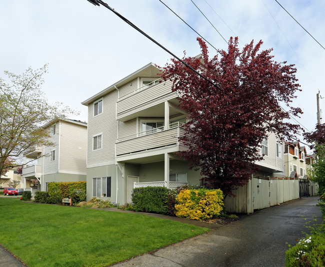 Ravenswood Apartments in Seattle, WA - Building Photo - Building Photo