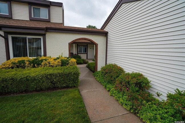 property at 906 Gotham Ct S