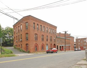 Joel T Case Apartments in Bristol, CT - Foto de edificio - Building Photo