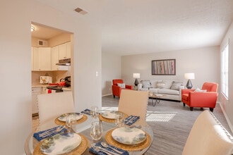Courtyard Apartments in Clarksville, IN - Foto de edificio - Interior Photo