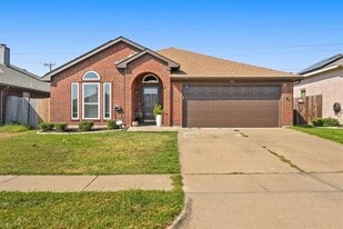 836 W Colony Dr in Arlington, TX - Building Photo