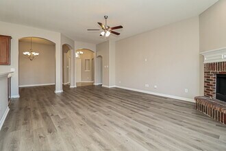 217 Ute Creek Ct in Burleson, TX - Foto de edificio - Building Photo