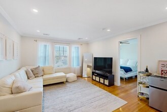 35 Crosby Rd in Chestnut Hill, MA - Foto de edificio - Building Photo