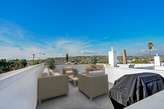 3282 N Canary Way in Los Angeles, CA - Building Photo - Building Photo