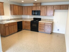 3099 Bright St in Tulare, CA - Building Photo - Building Photo