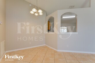 569 N Apache Cir in Deltona, FL - Foto de edificio - Building Photo