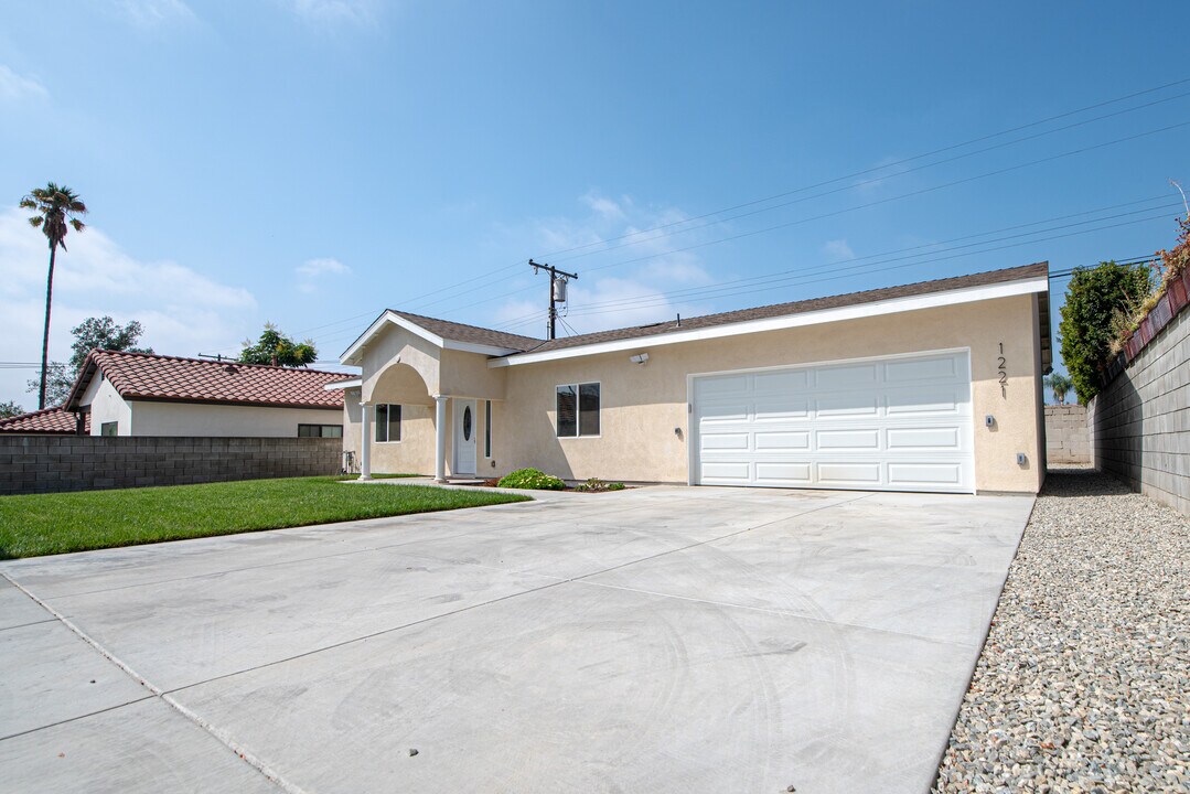 1219 N Azusa Ave in Azusa, CA - Foto de edificio