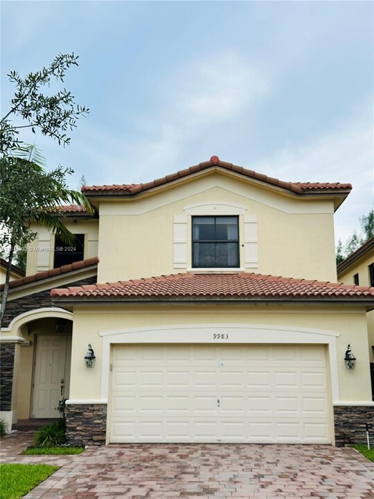 9983 NW 89th Terrace in Doral, FL - Building Photo