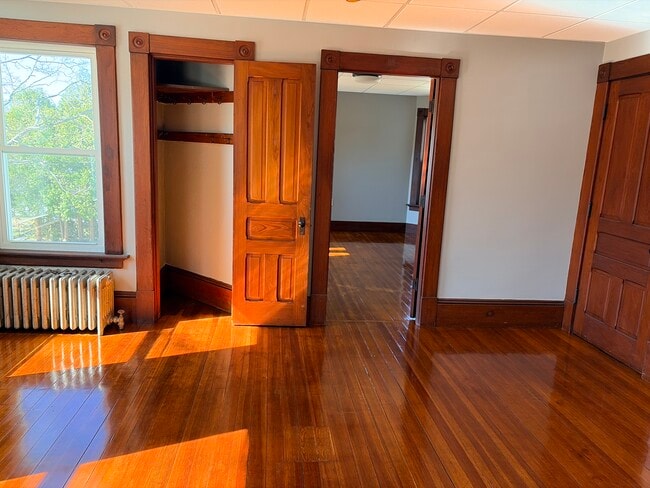 25 Elm St, Unit 2 in North Brookfield, MA - Foto de edificio - Building Photo