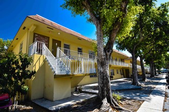 Maki Garden Apartments in Oakland Park, FL - Building Photo - Building Photo