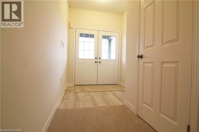 204 Lormont Blvd in Stoney Creek, ON - Building Photo - Building Photo