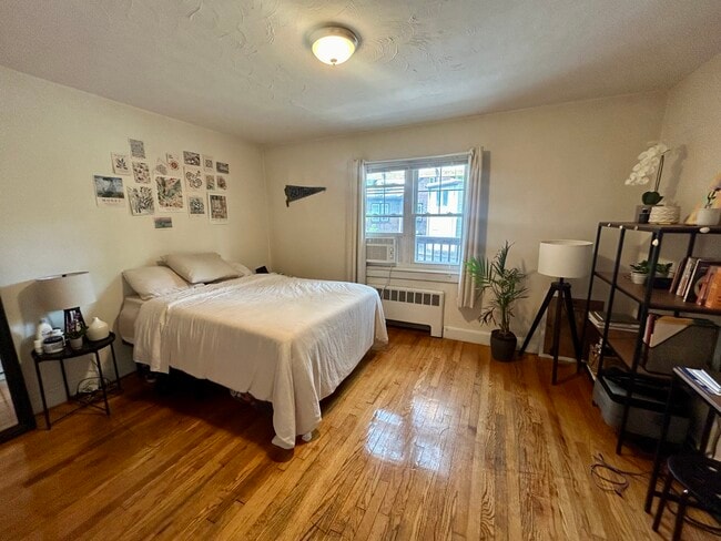 23 Heath St, Unit 1 in Brookline, MA - Building Photo - Building Photo
