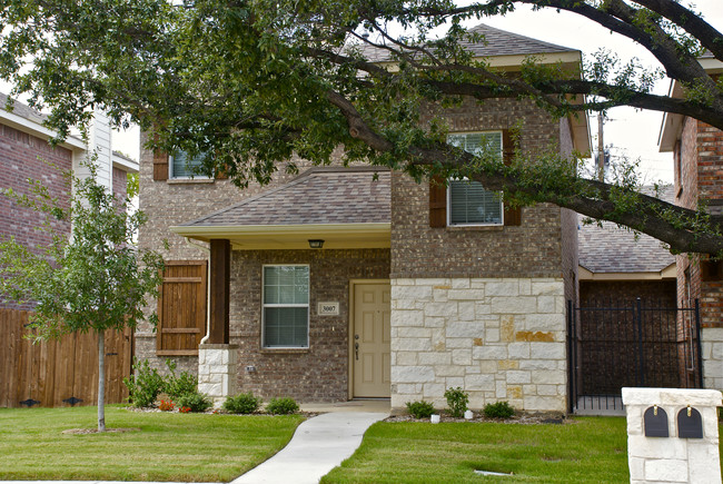 Mammen Park Estates in Irving, TX - Building Photo - Building Photo