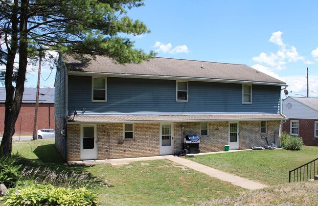 319 N 6th St, Unit B in Newport, PA - Building Photo - Building Photo