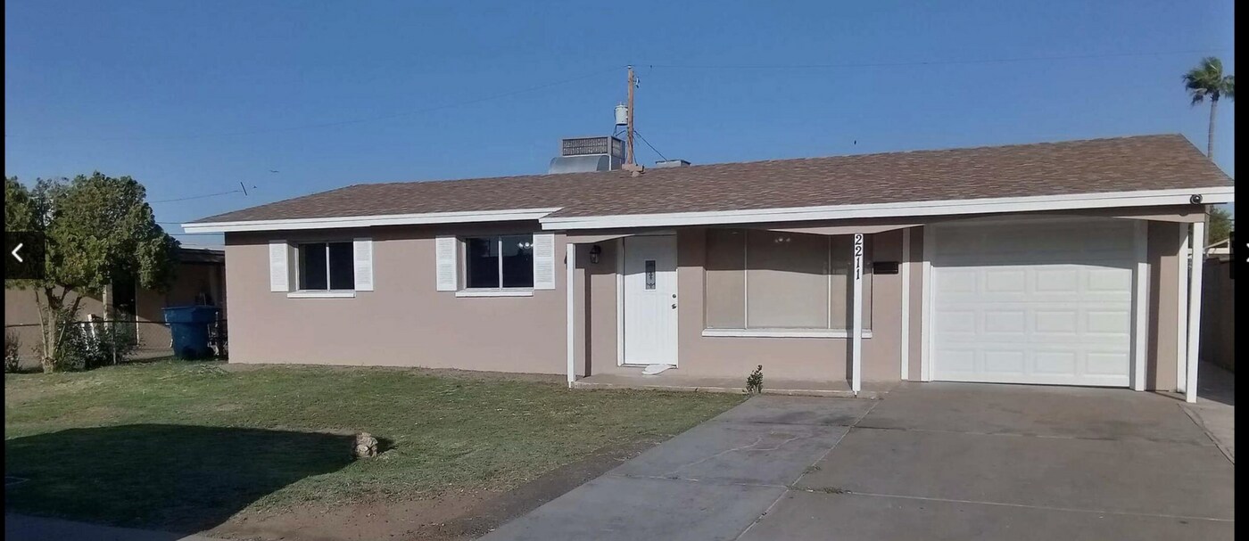 2211 N 50th Dr in Phoenix, AZ - Foto de edificio