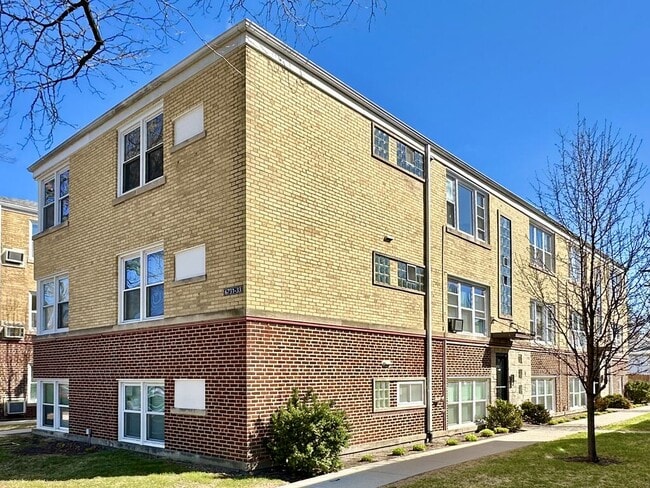 property at 6733 N California Ave