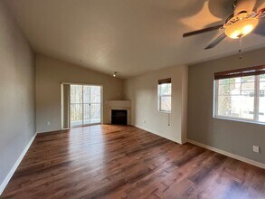 10664 NE Holly St in Hillsboro, OR - Building Photo - Building Photo