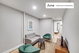 94 St Marks Pl, Unit B in New York, NY - Building Photo - Building Photo