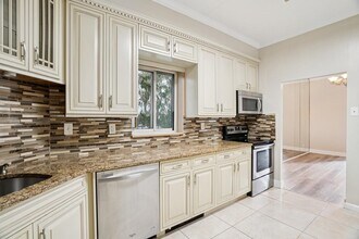 1077 River Rd in Edgewater, NJ - Building Photo - Building Photo