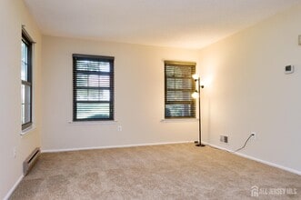 98 Griggs Pl in East Brunswick, NJ - Building Photo - Building Photo