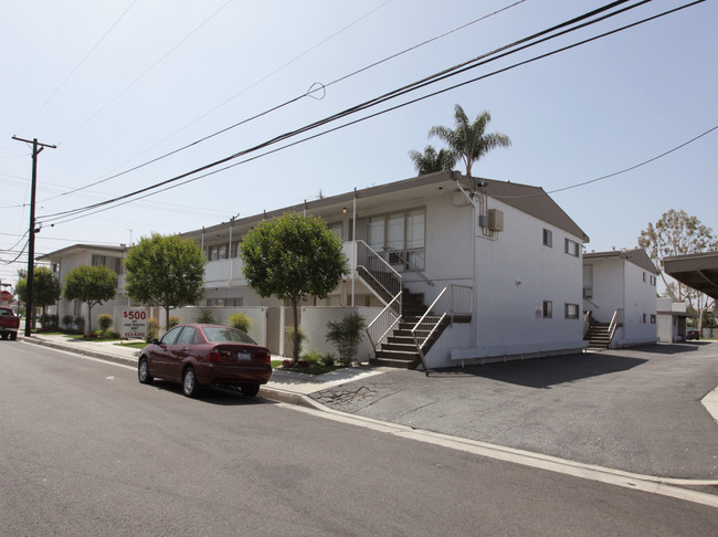 Parkdale Apartments in Downey, CA - Foto de edificio - Building Photo