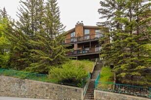 450 Banff Av in Banff, AB - Building Photo