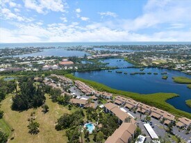 898 Bird Bay Way, Unit 212 in Venice, FL - Building Photo
