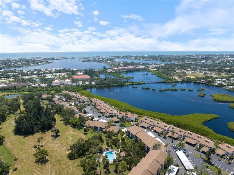 898 Bird Bay Way, Unit 212 in Venice, FL - Building Photo