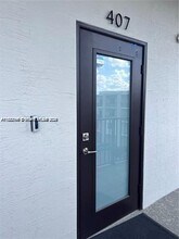 8201 NW 41st St in Doral, FL - Foto de edificio - Building Photo