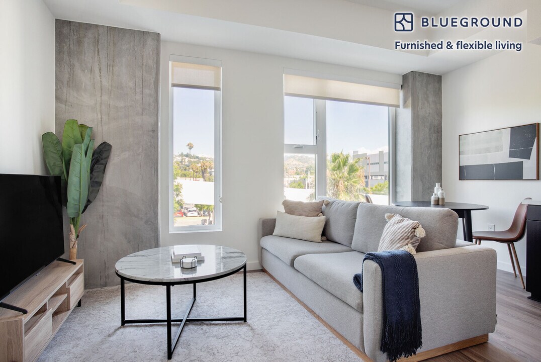 5620 De Longpre Ave-Unit -FL3-ID1114 in Los Angeles, CA - Building Photo