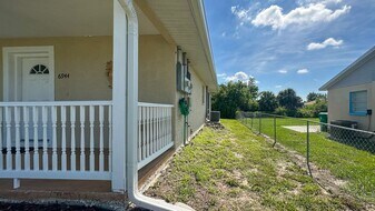6944 Rosemont Dr in Englewood, FL - Building Photo