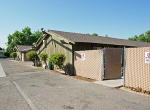 Westridge Apartments in Fresno, CA - Building Photo - Building Photo