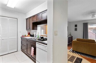 755 Riverside Dr in Coral Springs, FL - Building Photo - Building Photo
