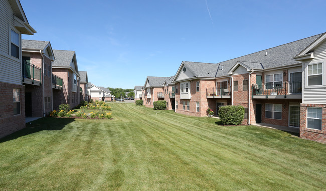 Centennial Park Apartments in Oak Creek, WI - Foto de edificio - Building Photo